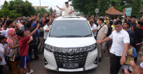 Prabowo Bagi-Bagi Cokelat dan Kaos ke Warga