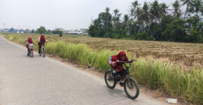 Pulang Sekolah Naik Sepeda Karena Tak Ada Trayek Angkutan Umum